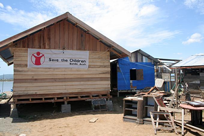 image Ayuda humanitaria en el campamento de pescado de Alunaga, Sumatra, Indonesia