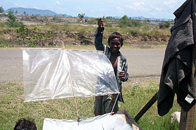 image Cometas de plástico del campamento de pescado de Alunaga, Sumatra, Indonesia