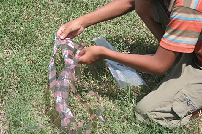 image Cometas de plástico del campamento de pescado de Alunaga, Sumatra, Indonesia
