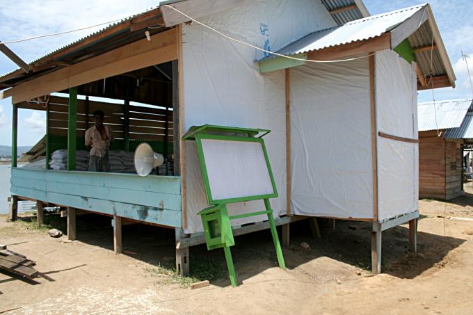 image Mezquita donde se reparte ayuda, campamento de pescado de Alunaga, Sumatra, Indonesia