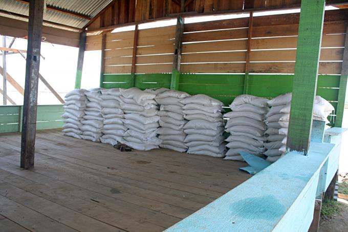 image Mezquita donde se reparte ayuda, campamento de pescado de Alunaga, Sumatra, Indonesia