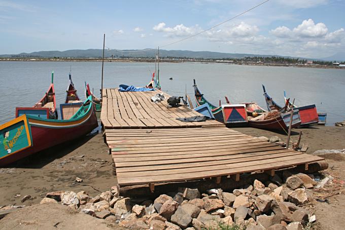 image Nuevo embarcadero del campamento de pescado de Alunaga, Sumatra, Indonesia