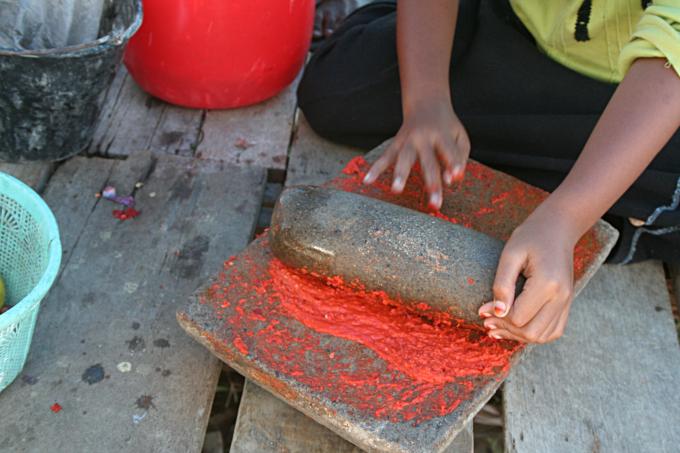 image Preparando la comida en el campamento de pescado de Alunaga, Sumatra, Indonesia