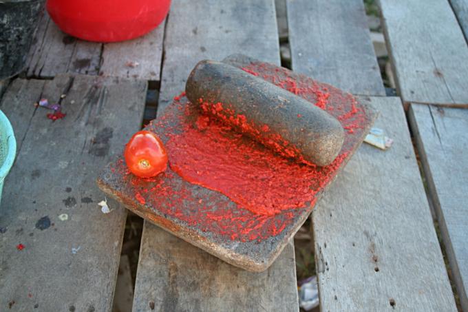 image Preparando la comida en el campamento de pescado de Alunaga, Sumatra, Indonesia