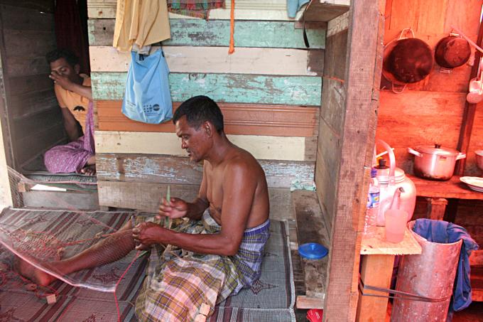 image Arreglando redes del campamento de pescado de Alunaga, Sumatra, Indonesia