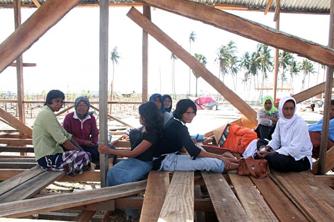 image Mujeres esperando ayuda en el campamento liengke de Sumatra, Indonesia
