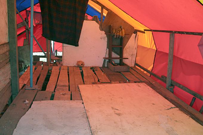 image Interior de una tienda del campamento liengke de Sumatra, Indonesia
