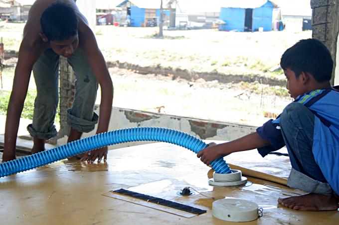 image Llenando el depósito en Banda Aech, Sumatra, Indonesia