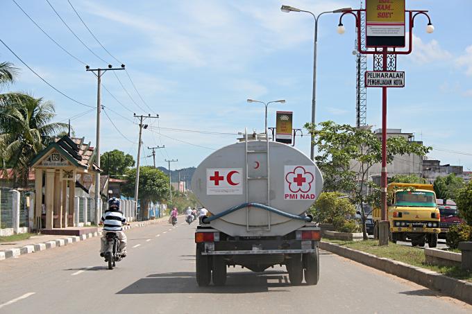 image Transporte de agua en Banda Aech, Sumatra, Indonesia