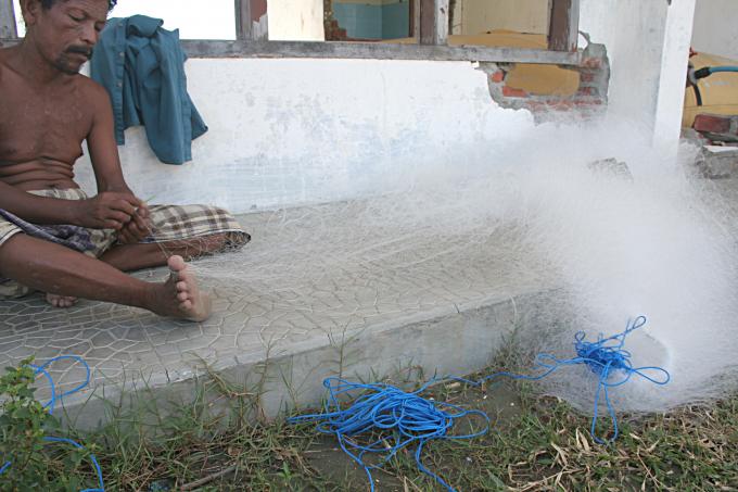 image Arreglando redes en Banda Aech, Sumatra, Indonesia