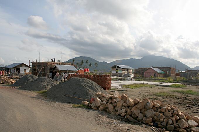 image Construyendo nuevas casas en Banda Aech, Sumatra, Indonesia