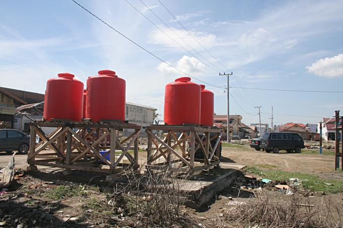 image Depósitos de agua en Banda Aech, Sumatra, Indonesia