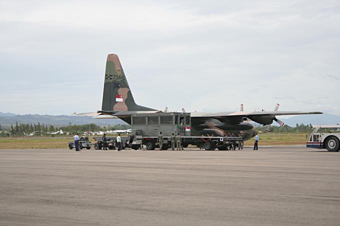 image Descargando ayuda en el aeropuerto Banda Aech, Sumatra, Indonesia