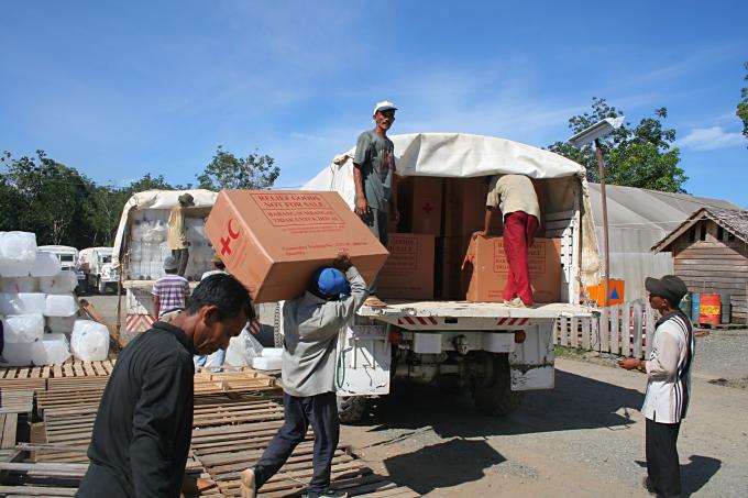 image Cargando camiones de Cruz Roja de Melaboh, Sumatra, Indonesia