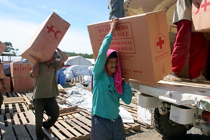image Cargando camiones de Cruz Roja de Melaboh, Sumatra, Indonesia