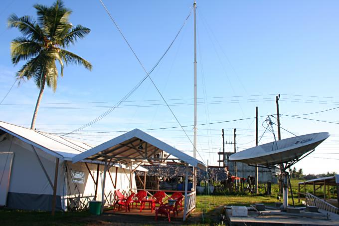 image Comunicaciones satélite del campamento Cruz Roja de Melaboh, Sumatra, Indonesia