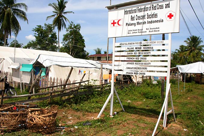 image Entrada al campamento de Cruz Roja de Melaboh, Sumatra, Indonesia