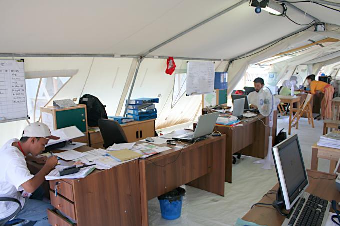 image Trabajando en el campamento de Cruz Roja, Melaboh, Sumatra, Indonesia