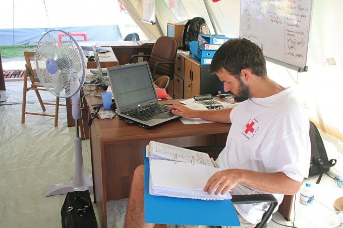 image Trabajando en el campamento de Cruz Roja, Melaboh, Sumatra, Indonesia