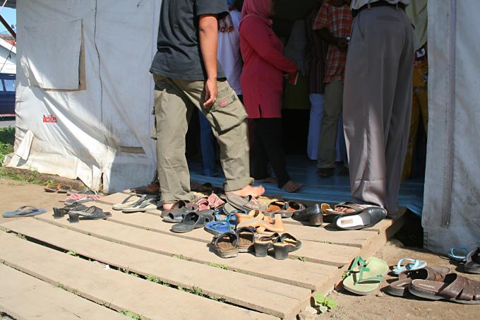 image Entrada a la clínica de Cruz Roja en Melaboh, Sumatra, Indonesia