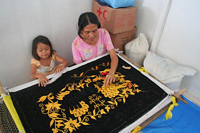 image Bordando en el campo de refugiados de Melaboh, Sumatra, Indonesia