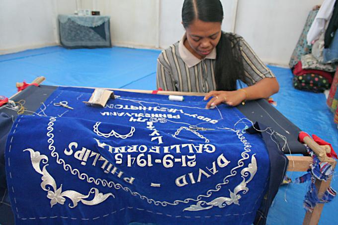 image Bordando en el campo de refugiados de Melaboh, Sumatra, Indonesia