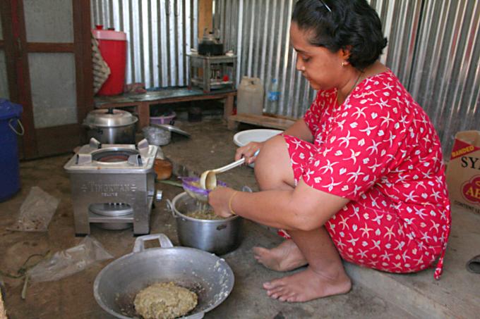 image Cocinando en el campo de refugiados de Melaboh, Sumatra, Indonesia