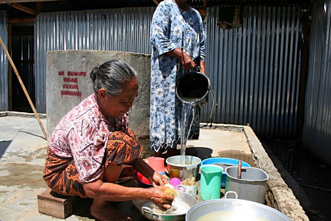 image Lavando la vajilla en el campo de refugiados de Melaboh, Sumatra, Indonesia
