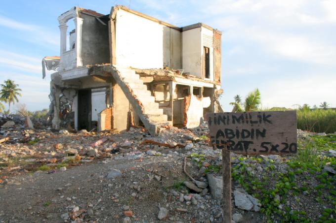 image Cartel reivindicando propiedad en Melaboh, Sumatra, Indonesia