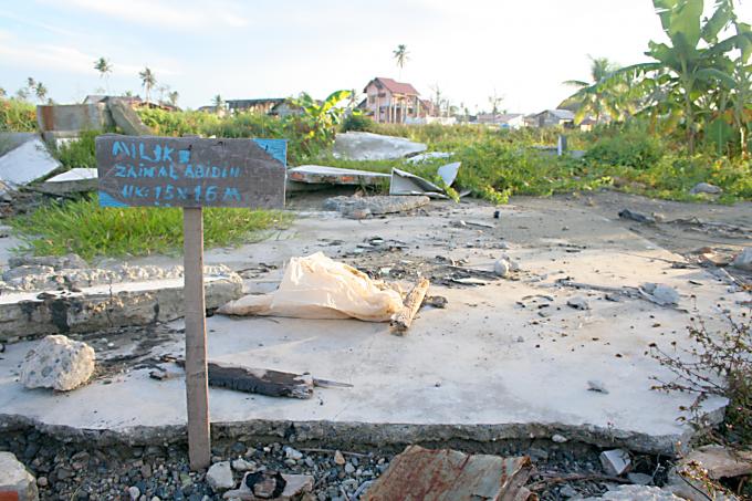 image Cartel reivindicando propiedad en Melaboh, Sumatra, Indonesia