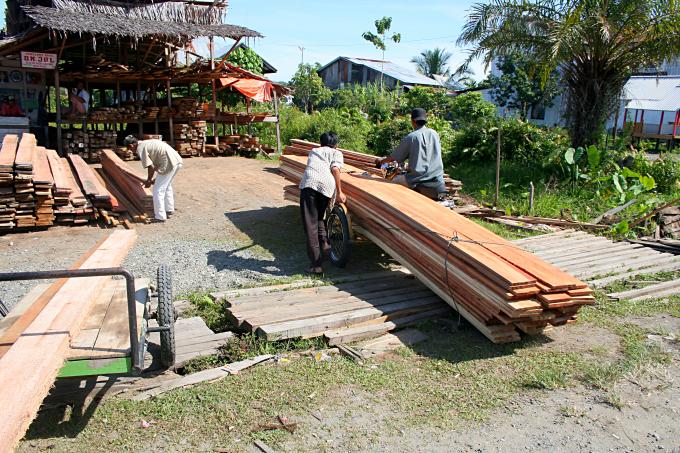image Almacén de madera de Melaboh, Sumatra, Indonesia