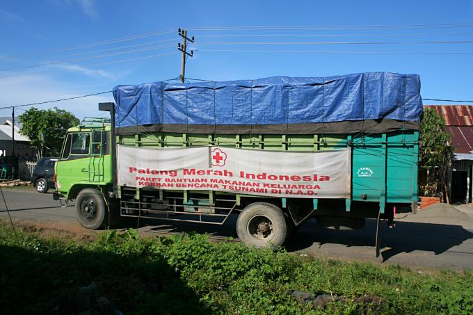 image Camión de la Cruz Roja de Melaboh, Sumatra, Indonesia