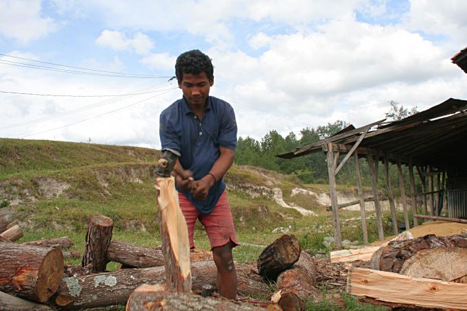 image Cortando leña en Batak, Sumatra, Indonesia
