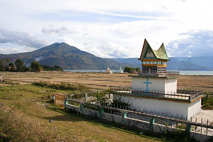image Tumba y arrozales en Lago Toba, Sumatra, Indonesia