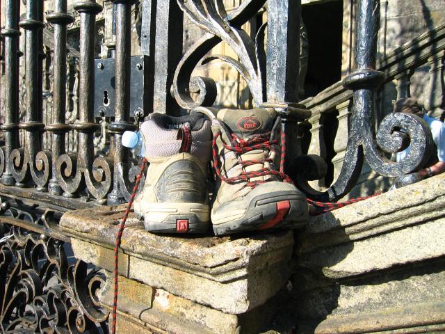 image Botas de un peregrino en las rejas de la Plaza del Obradoiro, Santiago de Compostela, A Coruña