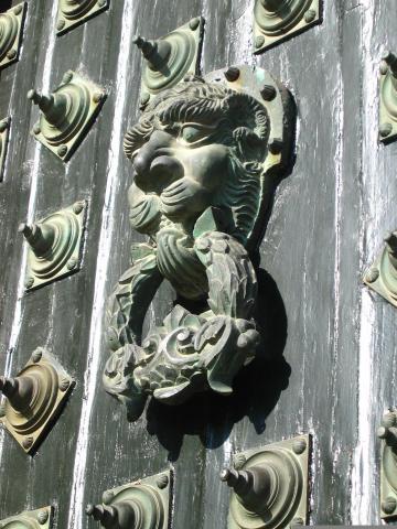 image Herrajes y aldabón de la puerta de la Catedral de Santiago de Compostela, A Coruña