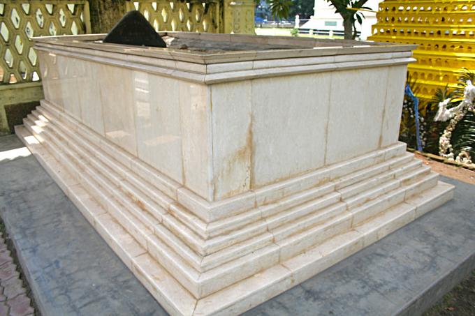 image Tumba del Sultán del cementerio de mezquita Al Mashun, Medan, Sumatra, Indonesia