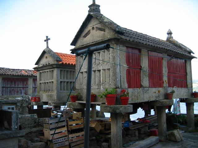 image Hórreos frente al mar en Combarro