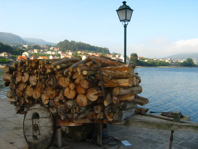 image Carro antiguo con leña frente al mar en Combarro