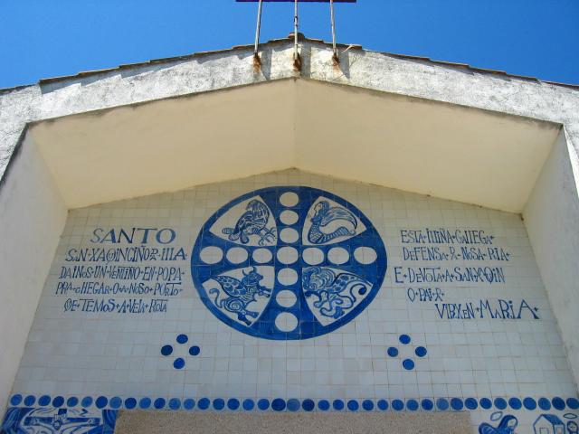 image Cerámica de la fachada de la Iglesia de San Xoaquiño, Isla de Ons, Pontevedra