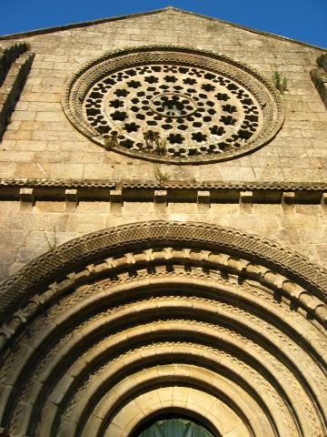 image Rosetón y puerta románica del Monasterio de Armenteira
