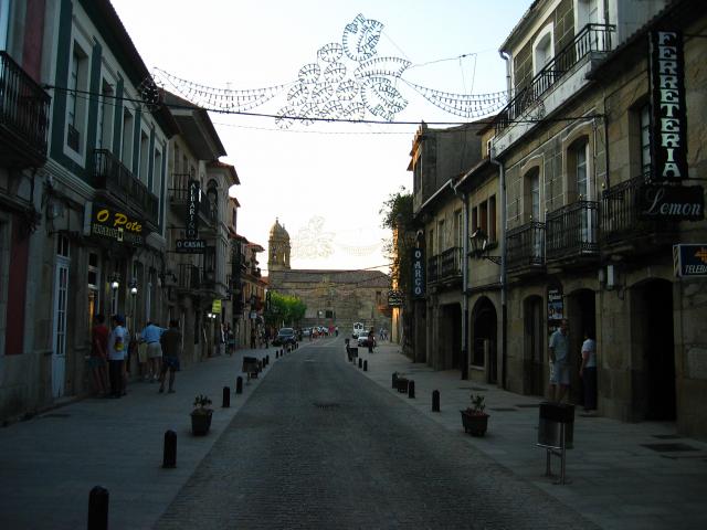 image Calle Mayor de Cambados, con la iglesia de San Benito al fondo