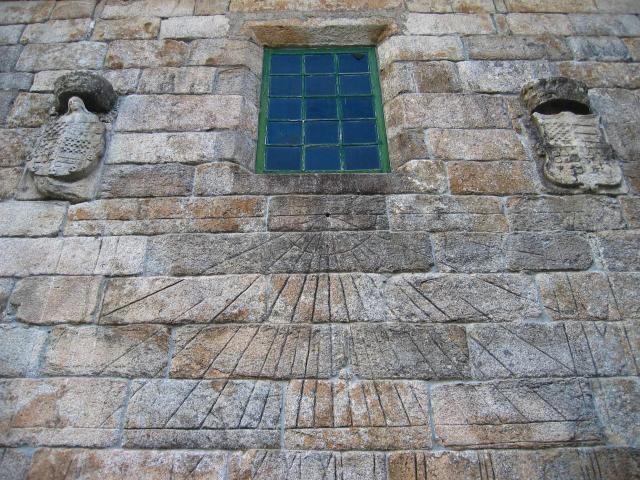 image Reloj solar en un edificio de Cambados, Pontevedra