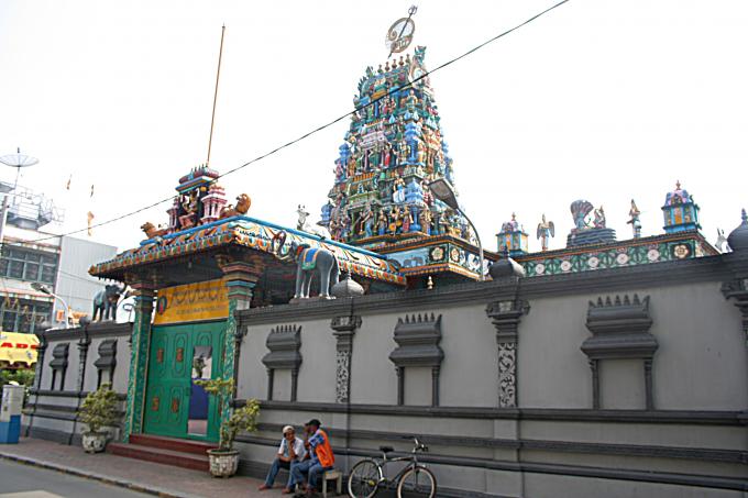 image Fachada exterior de Templo Hindú de Medam, Sumatra, Indonesia