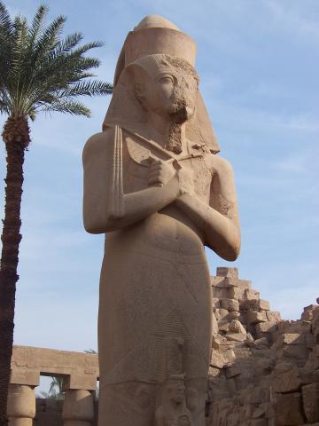 image Estatua de Pinedjem, Templo de Karnak, Egipto