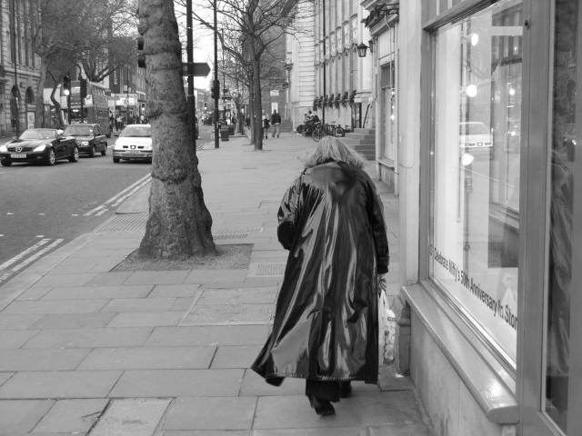 image Mujer con abrigo de cuero, Londres