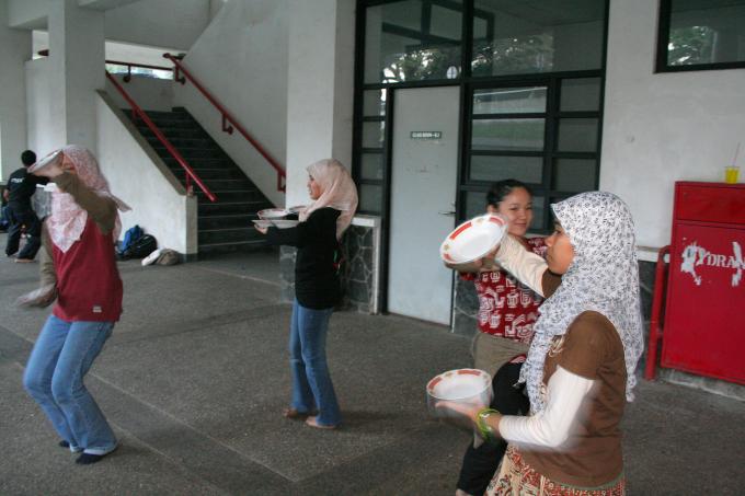 image Danza de los platos, Bandung, Java, Indonesia