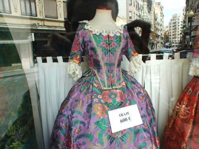 image Traje de fallera en un escaparate de Valencia