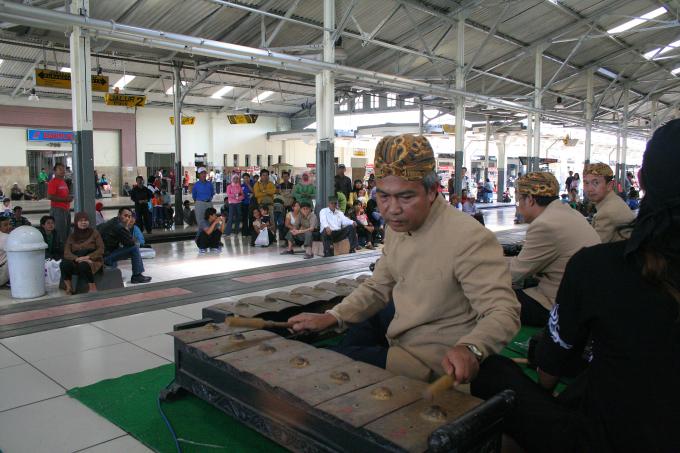 image Música en la estación de tren, Bandung, Java, Indonesia