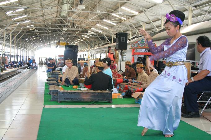 image Música en la estación de tren, Bandung, Java, Indonesia